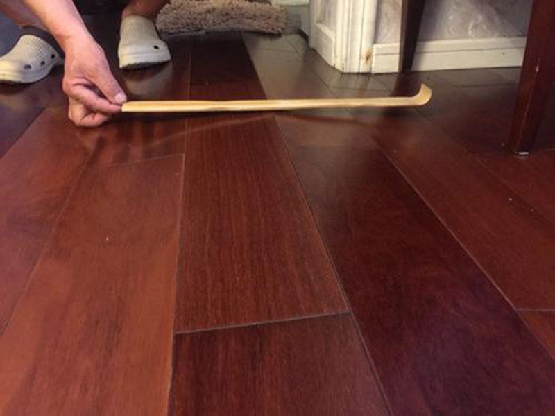 剛裝修好的房子正在往里搬家具，發(fā)現(xiàn)實木地板縫隙越來越大怎么辦