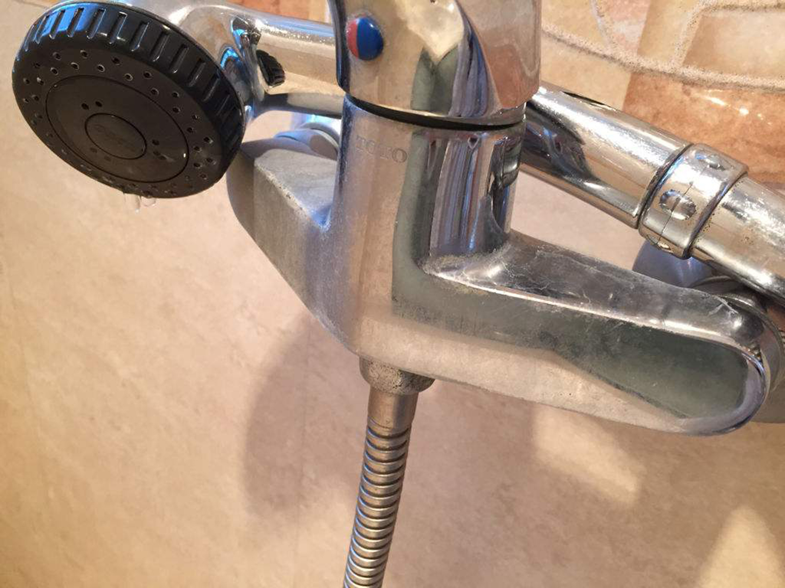 不同的花灑漏水原因都有對應(yīng)的花灑維修方法，無法維修時(shí)建議更換