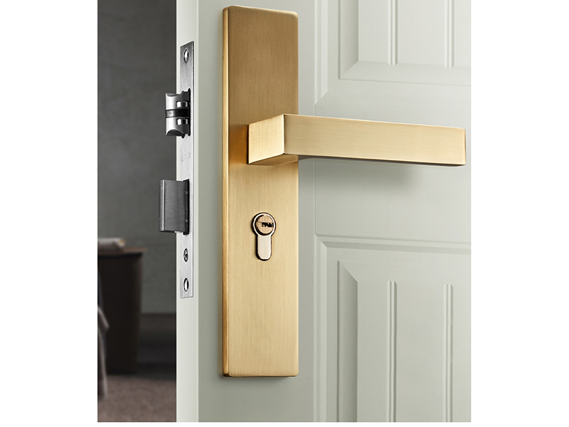 防盜門(mén)把手?jǐn)嗔嗽趺床鹋f和安裝，一把螺絲刀解決門(mén)把手松了的問(wèn)題