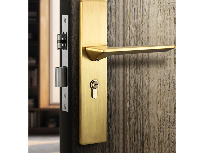 防盜門(mén)把手?jǐn)嗔嗽趺床鹋f和安裝，一把螺絲刀解決門(mén)把手松了的問(wèn)題