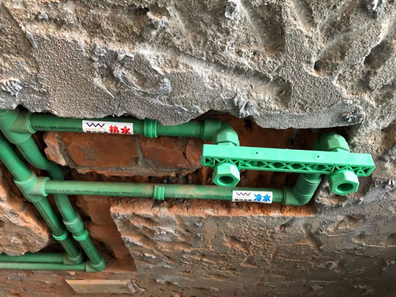 這次案例是亳州市譙城區(qū)衛(wèi)生間暗管改明管施工案例，地址位于譙城區(qū)白衣路劉園新村；客戶之后也說(shuō)選擇一修很不錯(cuò)，施工很有效率，監(jiān)理和施工師傅全程跟進(jìn)對(duì)接，內(nèi)部管理得很有序，材料啊施工啊都很標(biāo)準(zhǔn)，現(xiàn)場(chǎng)的垃圾也會(huì)及時(shí)幫忙清運(yùn)等等。在此小編建議如果大家有衛(wèi)生間暗管改明管服務(wù)的，盡可能選擇亳州市本地的裝修公司，稍次一些也要在本地有裝修門店的，這樣客戶與施工團(tuán)隊(duì)溝通起來(lái)會(huì)更方便，衛(wèi)生間下半部防水中也可以隨時(shí)監(jiān)督進(jìn)程，保障衛(wèi)生間下半部防水服務(wù)施工能有序進(jìn)行。如果還有其他需求也可以到我們官網(wǎng)上查看更多的關(guān)于亳州市其他區(qū)域的全包半包施工，房屋局部改造，各類安裝等施工案例。