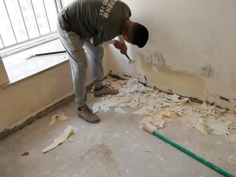 墻紙鏟除方案：1、首先把墻紙表面撕掉。用噴霧器將溫水噴到紙基層上，浸濕墻紙，軟化膠粘劑，一般2個(gè)小時(shí)以上。  2、察看墻紙基層與墻面是否可以順利剝離，假如可以，即可往除。用砂紙清除墻上殘余紙屑。察看墻面是否有裂縫、坑洼，清除附著物。處理方法同涂料墻面。 3、局部墻面有濕潤(rùn)之處，千萬(wàn)不要貼上墻紙，待找出并往除引發(fā)濕潤(rùn)的根源后再對(duì)癥處理 當(dāng)然了，假如舊墻紙施工時(shí)有用基膜，程序就更簡(jiǎn)單了，直接小刀割開(kāi)一小角就可輕易撕下舊墻紙了。假如是純紙無(wú)紡布無(wú)紡紙直接在上面用噴霧器噴水，多噴幾遍就可以。