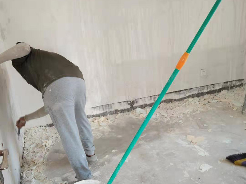 墻紙鏟除方案：1、首先把墻紙表面撕掉。用噴霧器將溫水噴到紙基層上，浸濕墻紙，軟化膠粘劑，一般2個(gè)小時(shí)以上。  2、察看墻紙基層與墻面是否可以順利剝離，假如可以，即可往除。用砂紙清除墻上殘余紙屑。察看墻面是否有裂縫、坑洼，清除附著物。處理方法同涂料墻面。 3、局部墻面有濕潤(rùn)之處，千萬(wàn)不要貼上墻紙，待找出并往除引發(fā)濕潤(rùn)的根源后再對(duì)癥處理 當(dāng)然了，假如舊墻紙施工時(shí)有用基膜，程序就更簡(jiǎn)單了，直接小刀割開(kāi)一小角就可輕易撕下舊墻紙了。假如是純紙無(wú)紡布無(wú)紡紙直接在上面用噴霧器噴水，多噴幾遍就可以。