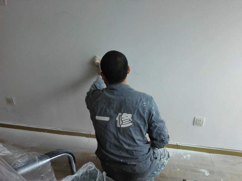 說(shuō)起清水房美容店裝修，網(wǎng)上關(guān)于清水房美容店裝修的介紹非常多，清水房美容店裝修是很多網(wǎng)民非常關(guān)心和議論的話題；益修快裝公司提供清水房裝修服務(wù)，免費(fèi)量房設(shè)計(jì)，先裝修后付款；提供清水房衛(wèi)生間裝修、清水房廚房修補(bǔ)、清水房廁所翻修、清水房臥室改造、清水房客廳翻新、清水房陽(yáng)臺(tái)設(shè)計(jì)、清水房榻榻米維修、清水房背景墻粉刷等，以下是小編收集整理的清水房美容店裝修,美容院裝修價(jià)格多少一平方？等信息，請(qǐng)往下看。  美容院裝修價(jià)格多少一平方   美容院裝修價(jià)格多少一平方；美容院裝修（全包）也要裝修標(biāo)準(zhǔn)，因?yàn)檠b修房?jī)r(jià)是可多可少。。。 如果要高擋點(diǎn)精裝修，需要 1200-1300/平方進(jìn)行裝修。 如果是大眾化裝修，需要用 800-900元/平方左右，屬一般精裝修。 如果想一般化裝修，可以投入 500-600元/平方左右，屬普通裝修了。 如果按300-400元/平方投入裝修，是屬簡(jiǎn)單簡(jiǎn)易裝修了。 所以美容院裝修也看投入多少錢，投資多點(diǎn)，裝修好點(diǎn)，投資少點(diǎn)一般裝修，再少點(diǎn)是簡(jiǎn)單點(diǎn)裝修了。