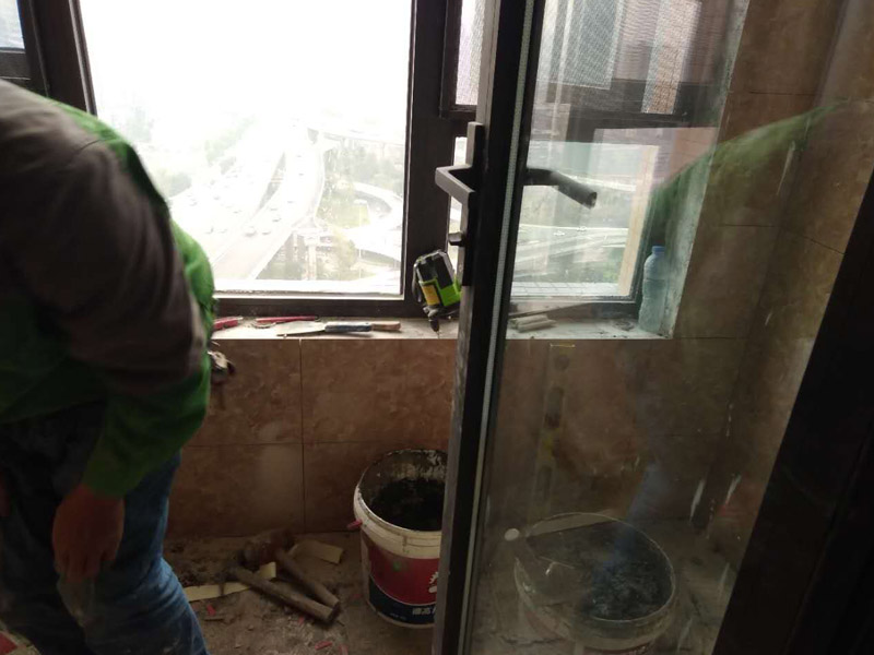 陽臺(tái)貼瓷磚，踢腳線安裝