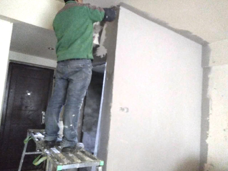 刮石膏，貼防裂網(wǎng)