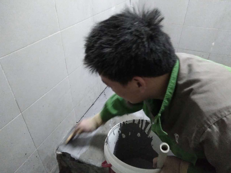 廁所基層清理，刷防水