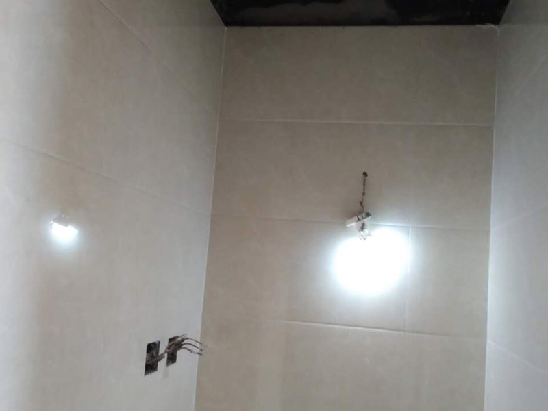 衛(wèi)生間貼瓷磚，勾縫