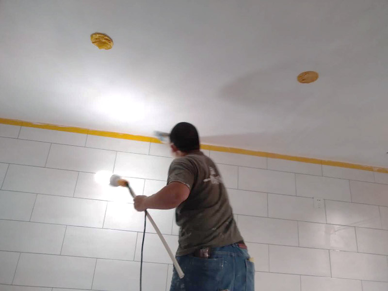 廁所墻面打砂，滾漆