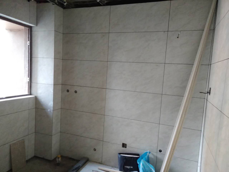 墻面貼瓷磚，吊頂