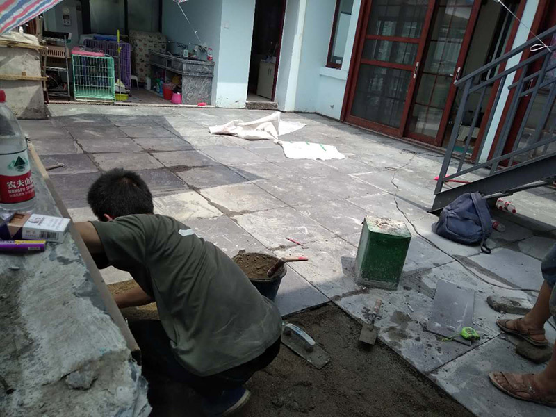 地面貼磚，地磚勾縫