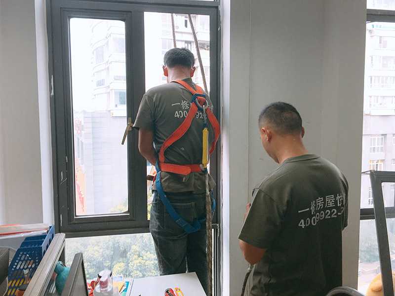 外墻刷防水，窗戶打膠