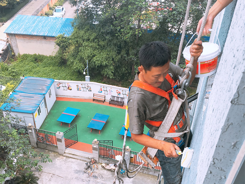 外墻刷防水，窗戶打膠
