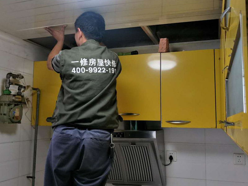 廚房吊頂裝修效果圖：首先對房屋頂部的區(qū)域進(jìn)行檢查，保障房屋頂部的平整和干燥；然后按位置彈出標(biāo)高線；龍骨分格定位需根據(jù)飾面板的尺寸和龍骨分格的布置確定。主龍骨之間安裝次龍骨，也就是橫撐龍骨。橫撐龍骨截取應(yīng)使用模規(guī)來測量長度，安裝時也應(yīng)用模規(guī)來測量龍骨間距。