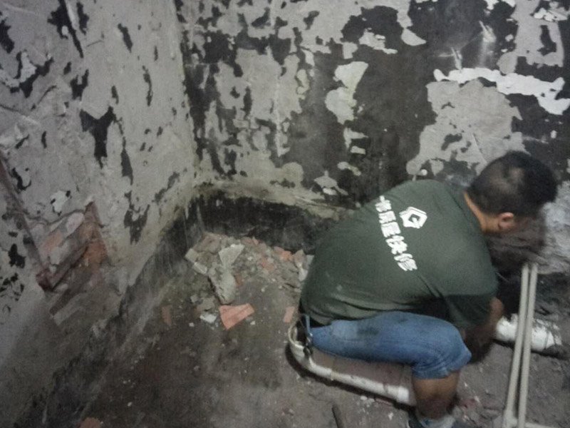 改水電做防水裝修施工：先做水電，在做防水。水電做完之后，把地板與水管間隙填平，然后再做防水。防水做完試水之后，最好能在防水上面刷一層保護(hù)層在來鋪瓷磚，以免防水層被破壞。
在一般的衛(wèi)生間防水處理中，墻面上也要做大約30厘米的防水涂料，以防積水洇透墻面。但如果是衛(wèi)生間的墻面是非承重的輕體墻，就要將整個(gè)墻面涂滿防水涂料。防水工程結(jié)束后必須要做24小時(shí)閉水實(shí)驗(yàn)。