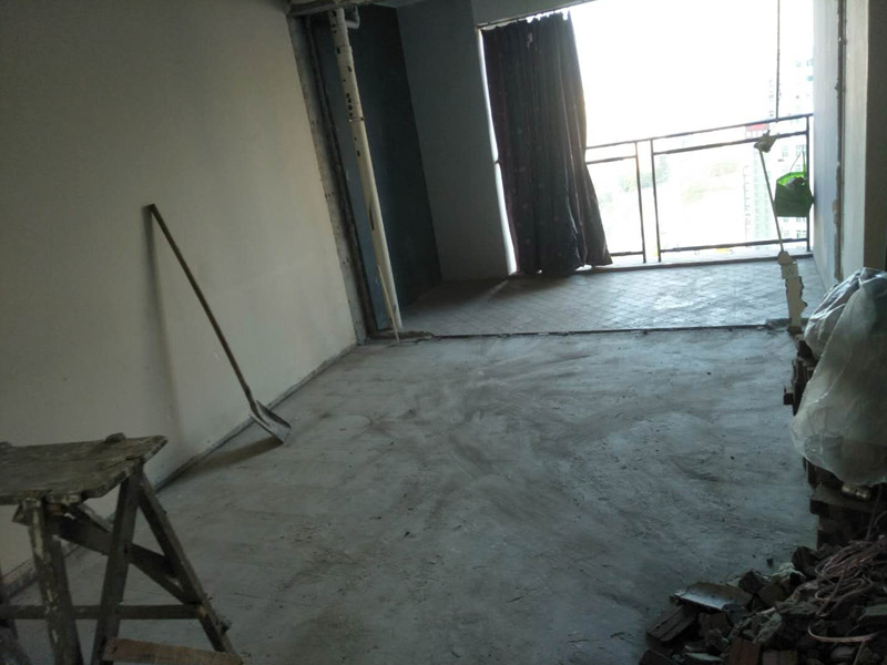 改水電做防水裝修施工：先做水電，在做防水。水電做完之后，把地板與水管間隙填平，然后再做防水。防水做完試水之后，最好能在防水上面刷一層保護(hù)層在來鋪瓷磚，以免防水層被破壞。
在一般的衛(wèi)生間防水處理中，墻面上也要做大約30厘米的防水涂料，以防積水洇透墻面。但如果是衛(wèi)生間的墻面是非承重的輕體墻，就要將整個(gè)墻面涂滿防水涂料。防水工程結(jié)束后必須要做24小時(shí)閉水實(shí)驗(yàn)。