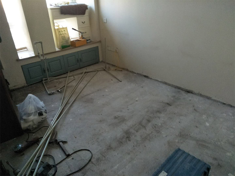 改水電做防水裝修施工：先做水電，在做防水。水電做完之后，把地板與水管間隙填平，然后再做防水。防水做完試水之后，最好能在防水上面刷一層保護(hù)層在來鋪瓷磚，以免防水層被破壞。
在一般的衛(wèi)生間防水處理中，墻面上也要做大約30厘米的防水涂料，以防積水洇透墻面。但如果是衛(wèi)生間的墻面是非承重的輕體墻，就要將整個(gè)墻面涂滿防水涂料。防水工程結(jié)束后必須要做24小時(shí)閉水實(shí)驗(yàn)。