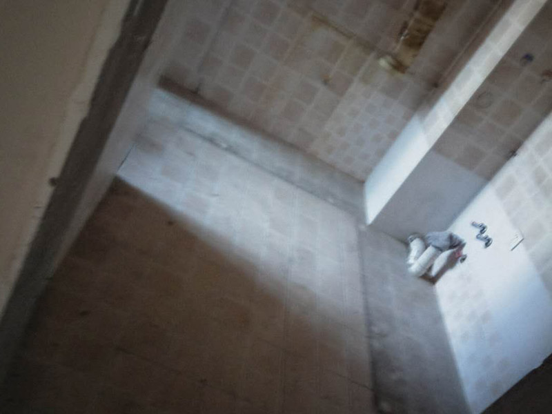 改水電做防水裝修施工：先做水電，在做防水。水電做完之后，把地板與水管間隙填平，然后再做防水。防水做完試水之后，最好能在防水上面刷一層保護(hù)層在來鋪瓷磚，以免防水層被破壞。
在一般的衛(wèi)生間防水處理中，墻面上也要做大約30厘米的防水涂料，以防積水洇透墻面。但如果是衛(wèi)生間的墻面是非承重的輕體墻，就要將整個(gè)墻面涂滿防水涂料。防水工程結(jié)束后必須要做24小時(shí)閉水實(shí)驗(yàn)。