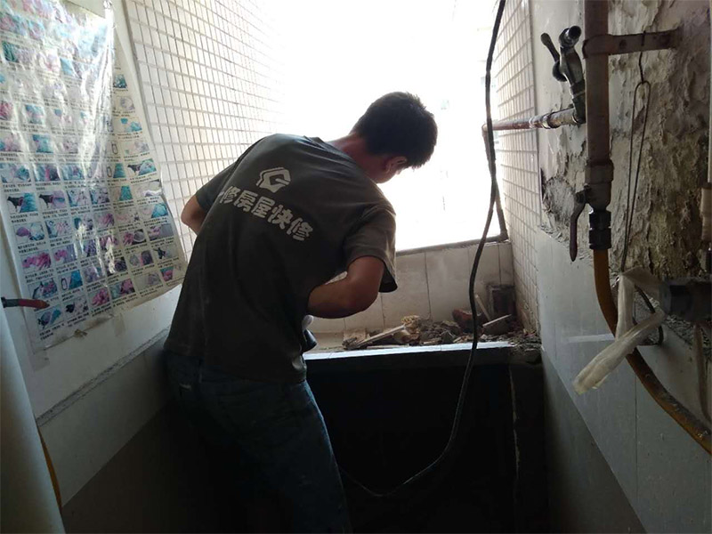 舊房局部拆除裝修：1、門(mén)窗拆除，門(mén)窗老化是舊房中的一個(gè)突出問(wèn)題，木門(mén)窗是否起皮、變形，一定要換新的。2、墻地面拆除，先粘牛皮紙甚至的確良布;墻皮如果不是耐水膩?zhàn)涌梢早P掉重來(lái)。3、水路拆除，舊房中一般原有的水路管線都有許多不合理的布局或者被腐蝕，就都要換掉。4、電路拆除，舊房普遍存在電路分配簡(jiǎn)單、電線老化、違章布線等現(xiàn)象，已不能適應(yīng)現(xiàn)代家庭的用電需求，所以在裝修時(shí)必須徹底改造，重新布線。