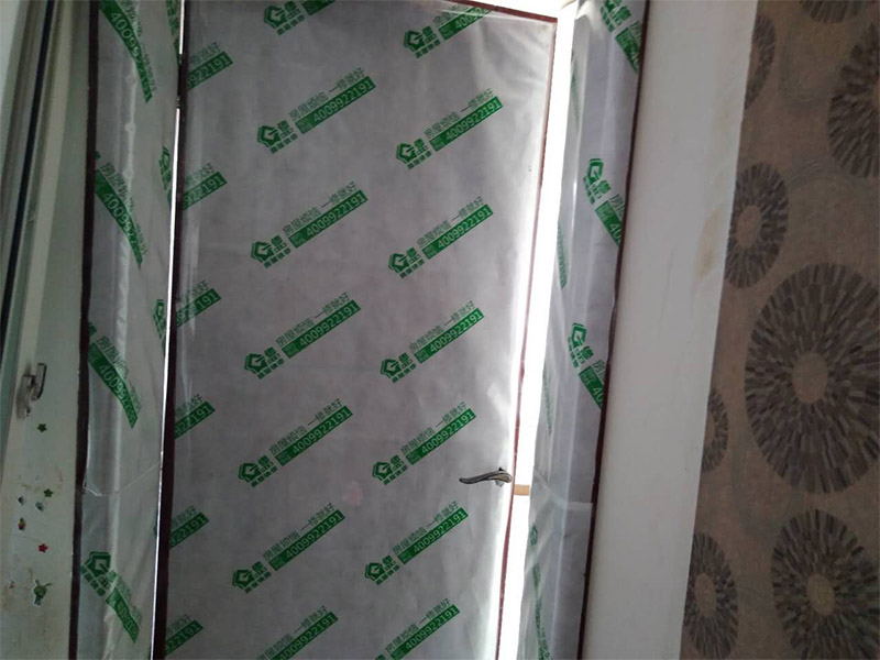 舊房局部拆除裝修：1、門(mén)窗拆除，門(mén)窗老化是舊房中的一個(gè)突出問(wèn)題，木門(mén)窗是否起皮、變形，一定要換新的。2、墻地面拆除，先粘牛皮紙甚至的確良布;墻皮如果不是耐水膩?zhàn)涌梢早P掉重來(lái)。3、水路拆除，舊房中一般原有的水路管線都有許多不合理的布局或者被腐蝕，就都要換掉。4、電路拆除，舊房普遍存在電路分配簡(jiǎn)單、電線老化、違章布線等現(xiàn)象，已不能適應(yīng)現(xiàn)代家庭的用電需求，所以在裝修時(shí)必須徹底改造，重新布線。