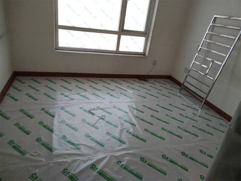 舊房局部拆除裝修：1、門(mén)窗拆除，門(mén)窗老化是舊房中的一個(gè)突出問(wèn)題，木門(mén)窗是否起皮、變形，一定要換新的。2、墻地面拆除，先粘牛皮紙甚至的確良布;墻皮如果不是耐水膩?zhàn)涌梢早P掉重來(lái)。3、水路拆除，舊房中一般原有的水路管線都有許多不合理的布局或者被腐蝕，就都要換掉。4、電路拆除，舊房普遍存在電路分配簡(jiǎn)單、電線老化、違章布線等現(xiàn)象，已不能適應(yīng)現(xiàn)代家庭的用電需求，所以在裝修時(shí)必須徹底改造，重新布線。