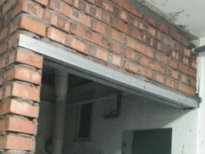 新房砌磚裝修方案：在砌墻時(shí)，底部要先用水泥澆灌?；滓龊?，這樣墻面才能夠保證結(jié)實(shí)牢固。保證新砌的墻體和原有的墻體之間緊密結(jié)合，我們在砌墻的時(shí)候，先量好每層磚的高度，在就墻面上橫向打鋼筋。然后選用縫隙比較大的鐵絲網(wǎng)，增強(qiáng)墻體的抗裂性，更有利于水泥和磚頭結(jié)合起來，防止墻面開裂。