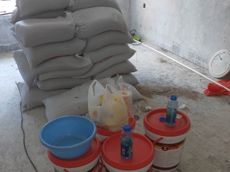 新房砌磚裝修方案：在砌墻時(shí)，底部要先用水泥澆灌。基底要做好，這樣墻面才能夠保證結(jié)實(shí)牢固。保證新砌的墻體和原有的墻體之間緊密結(jié)合，我們在砌墻的時(shí)候，先量好每層磚的高度，在就墻面上橫向打鋼筋。然后選用縫隙比較大的鐵絲網(wǎng)，增強(qiáng)墻體的抗裂性，更有利于水泥和磚頭結(jié)合起來，防止墻面開裂。