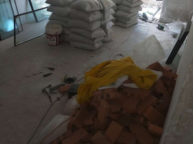 新房砌磚裝修方案：在砌墻時(shí)，底部要先用水泥澆灌。基底要做好，這樣墻面才能夠保證結(jié)實(shí)牢固。保證新砌的墻體和原有的墻體之間緊密結(jié)合，我們在砌墻的時(shí)候，先量好每層磚的高度，在就墻面上橫向打鋼筋。然后選用縫隙比較大的鐵絲網(wǎng)，增強(qiáng)墻體的抗裂性，更有利于水泥和磚頭結(jié)合起來，防止墻面開裂。