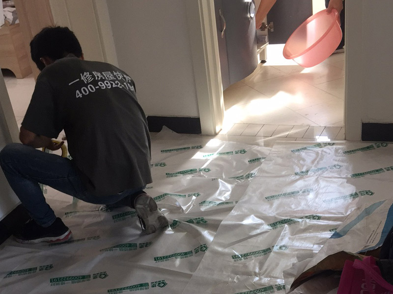 浴室裝修地面保護方案：在衛(wèi)浴拆改過程中，為了防止發(fā)生意外觸電和電線短路等事故。裝修所需的臨時用電，必須從客廳拉到浴室內(nèi)。
沖擊電鉆是墻面敲磚的重要工具，與傳統(tǒng)的用手錘和鋼鏨敲擊方式不同，用沖擊電鉆施工方便快捷。沖擊電鉆的鉆頭還可以根據(jù)施工需要自由更換。根據(jù)施工隊伍的施工習(xí)慣，衛(wèi)浴用具可以在所有墻面敲磚前統(tǒng)一拆除，也可以與敲磚穿插進行。