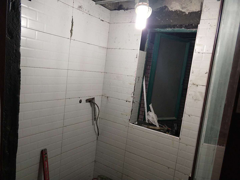 廁所裝修貼瓷磚案例：首先應(yīng)全部清理墻面上的各類污物，打掃干凈現(xiàn)場(chǎng)，特別是腳落里；然后用泥刀先批墻，后用水泥漿找平。這個(gè)工序很重要，確保底子平，防止貼后空鼓；以及墻面要刷防水涂料，防止貼后浸水，一般高度不低于1.8米，刷的時(shí)候會(huì)稍高一些；接著把粘結(jié)劑漿料均勻的刮到墻上，記得瓷磚上墻將經(jīng)過(guò)預(yù)先清潔的瓷磚平整地鋪貼在粘結(jié)劑漿料基層上，使用橡膠錘將瓷磚拍實(shí)鋪平。施工過(guò)程中，可小幅度轉(zhuǎn)動(dòng)瓷磚，使?jié){料與瓷磚背面充分接觸。