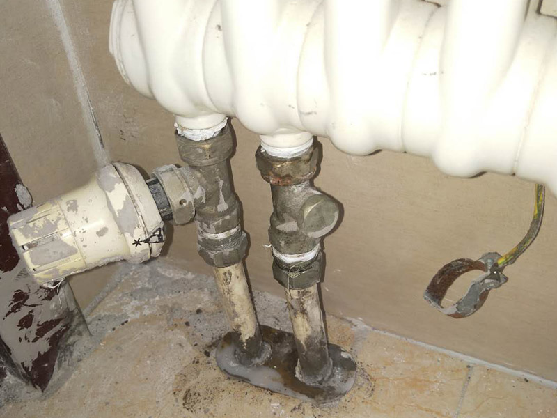 房屋暖氣維修方案：首先，還是需要關(guān)閉各閥門(mén)，然后查看暖氣片漏水的具體位置。然后如果是活接處漏水，更換活接即可；如果是接縫處漏水，更換對(duì)絲即可；如果是接口處漏水，更換暖氣管道、及其配件即可；如果是暖氣片有砂眼導(dǎo)致的漏水，這需要更換暖氣片，因?yàn)榕瘹馄赡軙?huì)爆裂，否則，將會(huì)因小失大，到時(shí)候損失就慘重了。應(yīng)立即撥打暖氣維修中心電話，或者聯(lián)系購(gòu)買暖氣片的廠家，盡早處理漏水的情況。