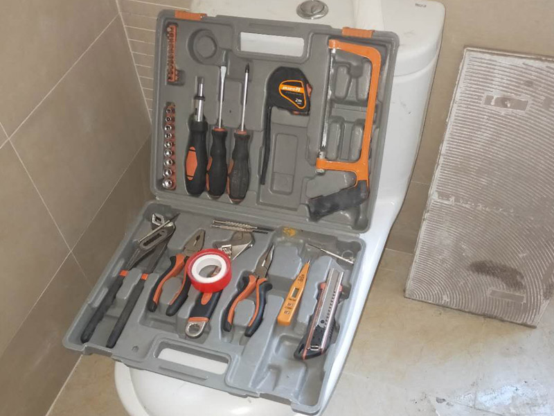 房屋暖氣維修方案：首先，還是需要關(guān)閉各閥門(mén)，然后查看暖氣片漏水的具體位置。然后如果是活接處漏水，更換活接即可；如果是接縫處漏水，更換對(duì)絲即可；如果是接口處漏水，更換暖氣管道、及其配件即可；如果是暖氣片有砂眼導(dǎo)致的漏水，這需要更換暖氣片，因?yàn)榕瘹馄赡軙?huì)爆裂，否則，將會(huì)因小失大，到時(shí)候損失就慘重了。應(yīng)立即撥打暖氣維修中心電話，或者聯(lián)系購(gòu)買暖氣片的廠家，盡早處理漏水的情況。