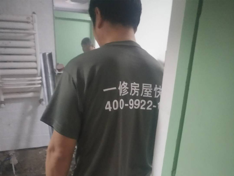 浴室裝修改造方案:1、水電改造：衛(wèi)生間裝修會涉及到浴霸采暖，燈的線路走線，水管的入墻等處理。
2、防水處理：因為水在衛(wèi)生間處處可見，所以衛(wèi)生間裝修防水上需做好功夫，防止因為滲水問題給樓下鄰居和自己制造麻煩，因而在防水后需要做閉水實驗，以確保防水的效果。
3、貼瓷磚：為了美觀衛(wèi)生間裝修一般都帖墻磚和地磚，在選購墻磚時需要注意耐水性，以及釉面質量，墻磚在一定程度上也起到防水效果；地磚顏色建議深色系，耐污染，并保證磚的質量。
4、衛(wèi)生間吊頂：為了美觀，衛(wèi)生間裝修一般都需要做吊頂處理，材質一般選擇鋁扣板，就耐用，又防水，并且可以采用分模塊的方式合理的設置采光、換氣、浴霸等的位置。