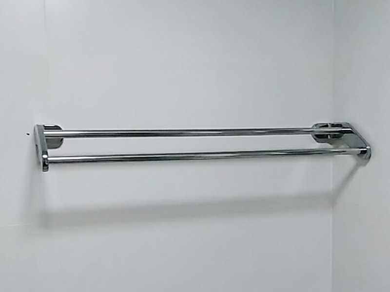 廚房五金掛件安裝：五金件的安裝一般是在瓷磚鋪貼完成后，在瓷磚上鉆孔，然后將木楔嵌入孔中，然后在上面用螺絲或膨脹螺絲將五金掛件進行固定。
掛件在使用過程中通常會承受一定重量，加上用力按壓、拽拉或安裝不牢固等，過段時間后，多少會出現(xiàn)松動、脫落的現(xiàn)象。在選購此類產(chǎn)品時，最好選擇帶有擋條的產(chǎn)品，確保上面的物品不會滑落傷人。另外，在使用前可查看其說明，注意其最大承受重量的限度，不要超重而引起安全隱患。