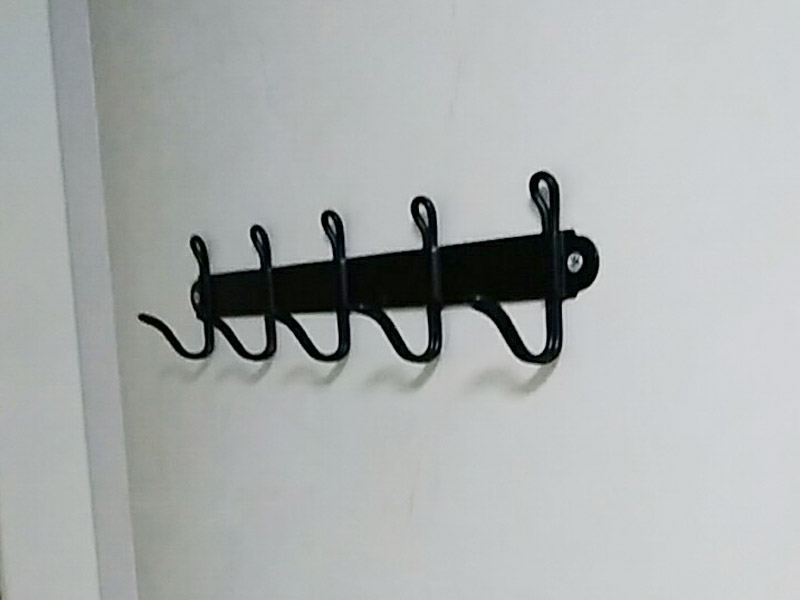 廚房五金掛件安裝：五金件的安裝一般是在瓷磚鋪貼完成后，在瓷磚上鉆孔，然后將木楔嵌入孔中，然后在上面用螺絲或膨脹螺絲將五金掛件進行固定。
掛件在使用過程中通常會承受一定重量，加上用力按壓、拽拉或安裝不牢固等，過段時間后，多少會出現(xiàn)松動、脫落的現(xiàn)象。在選購此類產(chǎn)品時，最好選擇帶有擋條的產(chǎn)品，確保上面的物品不會滑落傷人。另外，在使用前可查看其說明，注意其最大承受重量的限度，不要超重而引起安全隱患。