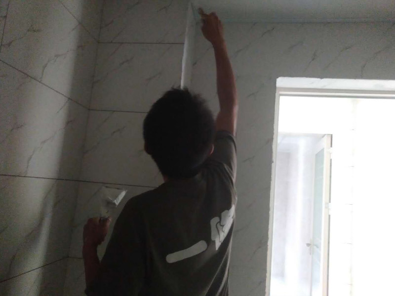 衛(wèi)生間瓷磚美縫方案：清潔瓷磚縫隙內(nèi)部的粉塵，用吸塵器或者掃把掃干凈，保證瓷磚縫隙內(nèi)不潮濕，無粉塵、顆粒；把出料嘴擰到美縫劑的出料口上，裝入膠槍準(zhǔn)備打膠，用濕毛巾濕潤(rùn)瓷磚縫隙兩側(cè)的瓷磚，但是瓷磚縫隙內(nèi)必須干凈、干燥；打一條美縫劑，新手可以先打20cm---50cm，漸漸熟練后可以打更長(zhǎng)的長(zhǎng)度;然后把膠槍平放，出料嘴下面用接料板接住。