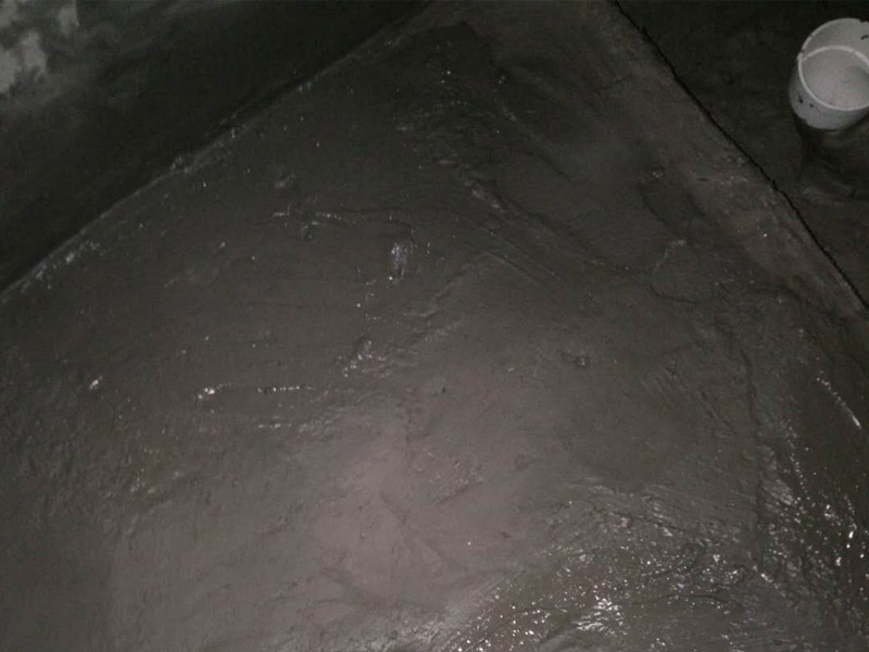 廁所找平刷防水裝修：第一步：清理墻面和地面 在涂刷防水涂層之前，先要清理墻面和地面，同時(shí)要用連接的氣泵皮管吹盡陰角處的浮沉。第二步：刷防水涂料，刷防水涂料時(shí)先刷墻角部位，交接處應(yīng)有200mm，墻角涂刷完成后涂刷墻體，不得有漏刷情況。第三步：閉水試驗(yàn)，在涂刷完防水涂料后，不能立刻貼瓷磚，還必須進(jìn)行防水測(cè)試。堵住衛(wèi)生間排水口、地漏等，然后將衛(wèi)生間積水2~3cm。24小時(shí)后到樓下查看是否有水滲漏，一旦發(fā)現(xiàn)有滲水痕跡，必須馬上返工。