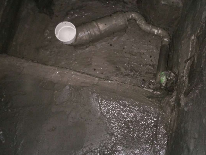 廁所找平刷防水裝修：第一步：清理墻面和地面 在涂刷防水涂層之前，先要清理墻面和地面，同時(shí)要用連接的氣泵皮管吹盡陰角處的浮沉。第二步：刷防水涂料，刷防水涂料時(shí)先刷墻角部位，交接處應(yīng)有200mm，墻角涂刷完成后涂刷墻體，不得有漏刷情況。第三步：閉水試驗(yàn)，在涂刷完防水涂料后，不能立刻貼瓷磚，還必須進(jìn)行防水測(cè)試。堵住衛(wèi)生間排水口、地漏等，然后將衛(wèi)生間積水2~3cm。24小時(shí)后到樓下查看是否有水滲漏，一旦發(fā)現(xiàn)有滲水痕跡，必須馬上返工。