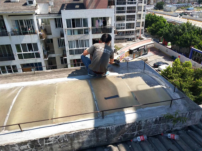 屋頂防水裝修：1、基層處理：基層在找斜坡施工前清掃干凈，不得有建筑垃圾和其他雜物；2、找平層：找平層采用20厚1:3水泥砂漿。找平層澆筑后及時摸壓密實并收光；3、煙道，墻角等與屋面交接部位采用聚乙烯丙綸高分子防水卷材和防水涂料做基層防水加強處理；4、基層處理完成后及時做盛水試驗，水深50mm以上，盛水48小時，盛水試驗后發(fā)現(xiàn)有滲水處，經(jīng)及時板下壓密注漿，板上增做聚乙烯丙綸高分子防水卷材和防水涂料。