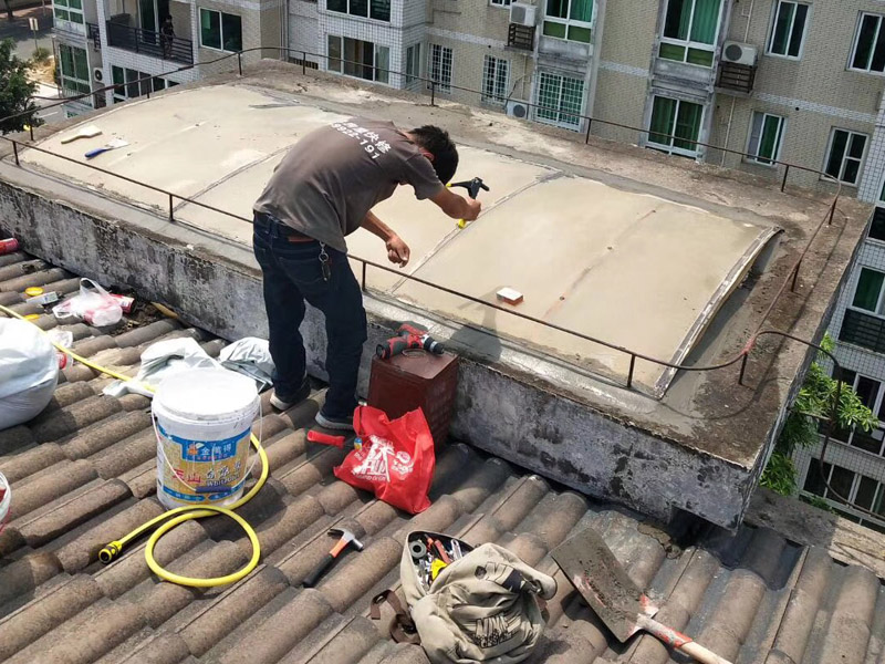 屋頂防水裝修：1、基層處理：基層在找斜坡施工前清掃干凈，不得有建筑垃圾和其他雜物；2、找平層：找平層采用20厚1:3水泥砂漿。找平層澆筑后及時摸壓密實并收光；3、煙道，墻角等與屋面交接部位采用聚乙烯丙綸高分子防水卷材和防水涂料做基層防水加強處理；4、基層處理完成后及時做盛水試驗，水深50mm以上，盛水48小時，盛水試驗后發(fā)現(xiàn)有滲水處，經(jīng)及時板下壓密注漿，板上增做聚乙烯丙綸高分子防水卷材和防水涂料。