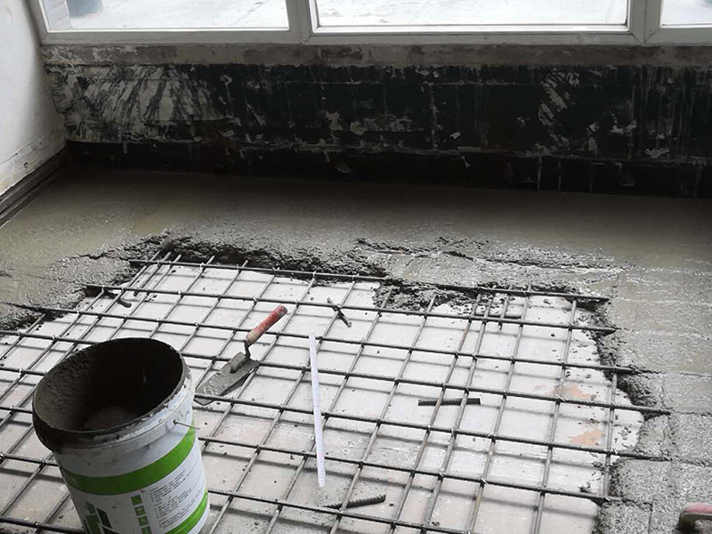 做鋼架樓板，打頂子灰：其一是自流平的兌和比例要恰到好處，保證地面做出來后的強度，沒有強度的地面往往就是后期地面起灰的根本；其二是自流平施工的起始位置，要保證整個地面在找平后的平整度，自流平開始施工的位置是很重要的。 攪拌好的自流平水泥直接倒在地上就好了，一個字&ldquo;流&rdquo;，看倒下去那一瞬間的情形，這就是不干不稀的狀態(tài)。不要把自流平施工想得太過簡單了，等自流平水泥完全流平，那是不可能的，還需要工人師傅在用靠尺推趕水泥，這樣一來才能把水泥推開。