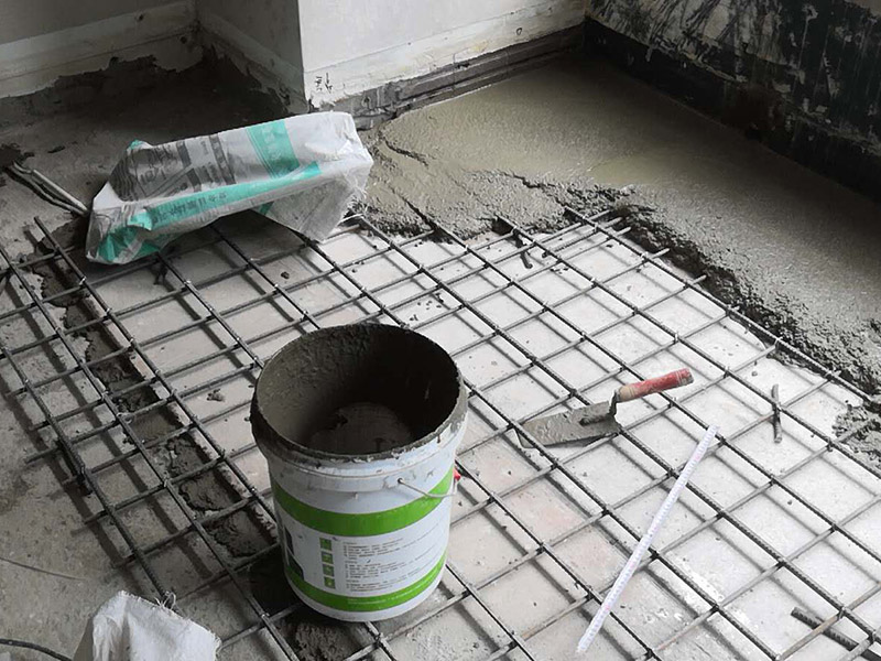 做鋼架樓板，打頂子灰：其一是自流平的兌和比例要恰到好處，保證地面做出來后的強度，沒有強度的地面往往就是后期地面起灰的根本；其二是自流平施工的起始位置，要保證整個地面在找平后的平整度，自流平開始施工的位置是很重要的。 攪拌好的自流平水泥直接倒在地上就好了，一個字&ldquo;流&rdquo;，看倒下去那一瞬間的情形，這就是不干不稀的狀態(tài)。不要把自流平施工想得太過簡單了，等自流平水泥完全流平，那是不可能的，還需要工人師傅在用靠尺推趕水泥，這樣一來才能把水泥推開。