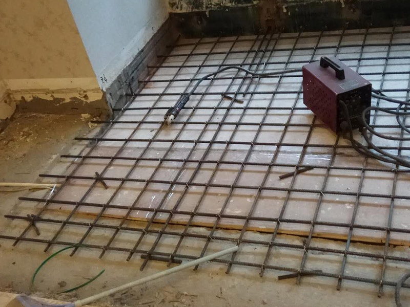 做鋼架樓板，打頂子灰：其一是自流平的兌和比例要恰到好處，保證地面做出來后的強度，沒有強度的地面往往就是后期地面起灰的根本；其二是自流平施工的起始位置，要保證整個地面在找平后的平整度，自流平開始施工的位置是很重要的。 攪拌好的自流平水泥直接倒在地上就好了，一個字&ldquo;流&rdquo;，看倒下去那一瞬間的情形，這就是不干不稀的狀態(tài)。不要把自流平施工想得太過簡單了，等自流平水泥完全流平，那是不可能的，還需要工人師傅在用靠尺推趕水泥，這樣一來才能把水泥推開。