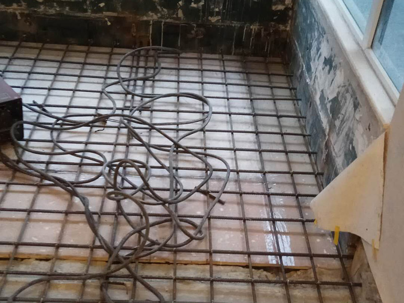 做鋼架樓板，打頂子灰：其一是自流平的兌和比例要恰到好處，保證地面做出來后的強度，沒有強度的地面往往就是后期地面起灰的根本；其二是自流平施工的起始位置，要保證整個地面在找平后的平整度，自流平開始施工的位置是很重要的。 攪拌好的自流平水泥直接倒在地上就好了，一個字&ldquo;流&rdquo;，看倒下去那一瞬間的情形，這就是不干不稀的狀態(tài)。不要把自流平施工想得太過簡單了，等自流平水泥完全流平，那是不可能的，還需要工人師傅在用靠尺推趕水泥，這樣一來才能把水泥推開。