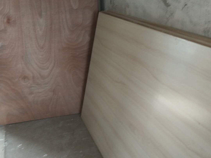 臥室衣柜安裝：定制家具安裝類(lèi)似與成品家具安裝，各個(gè)單元板塊經(jīng)過(guò)五金件連接組裝而成。根據(jù)螺絲位置將板件拼接好，將扣件按入餅孔內(nèi)旋轉(zhuǎn)鎖緊，在此過(guò)程中一定要注意板件拼接先后順序以免反復(fù)拼接。鎖好所有扣件后，需要釘背板的釘好背板。在門(mén)板鉸鏈孔位置安裝好鉸鏈，接著安裝門(mén)板，調(diào)整鉸鏈?zhǔn)归T(mén)板齊整、門(mén)縫均勻。安裝衣通等五金件，與墻接觸面打膠處理，做好保潔，衣柜安裝完成。