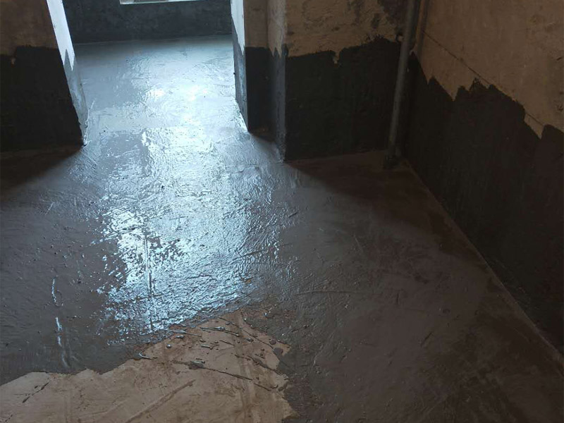 衛(wèi)生間地面墻面防水裝修：首先做防水之前，一定要將地面清理干凈，用水泥砂漿將地面找平，然后用聚氨酯防水涂料反復涂刷2至3遍2，墻與地面之間的接縫及上下水之間的管道地面接縫處是最容易出現(xiàn)問題的地方，防水涂料一定要涂抹到位。一般防水處理中墻面要做30厘米高的防水處理，但是非承重的輕體墻，就要將整面墻做防水，至少也要做到1，8米高。墻體內埋水管，做到合理布局，鋪設水管一律做大于管徑的凹槽，槽內抹灰圓滑，然后凹槽內刷聚氨酯防水涂料。