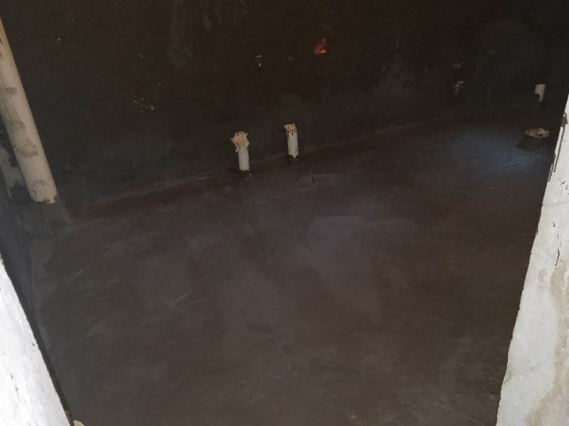 衛(wèi)生間地面墻面防水裝修：首先做防水之前，一定要將地面清理干凈，用水泥砂漿將地面找平，然后用聚氨酯防水涂料反復涂刷2至3遍2，墻與地面之間的接縫及上下水之間的管道地面接縫處是最容易出現(xiàn)問題的地方，防水涂料一定要涂抹到位。一般防水處理中墻面要做30厘米高的防水處理，但是非承重的輕體墻，就要將整面墻做防水，至少也要做到1，8米高。墻體內埋水管，做到合理布局，鋪設水管一律做大于管徑的凹槽，槽內抹灰圓滑，然后凹槽內刷聚氨酯防水涂料。
