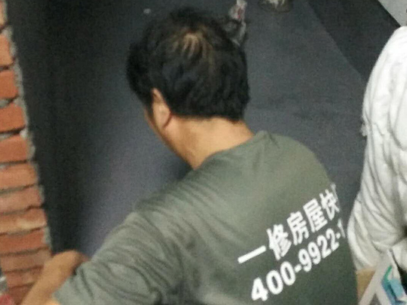 衛(wèi)生間地面墻面防水裝修：首先做防水之前，一定要將地面清理干凈，用水泥砂漿將地面找平，然后用聚氨酯防水涂料反復涂刷2至3遍2，墻與地面之間的接縫及上下水之間的管道地面接縫處是最容易出現(xiàn)問題的地方，防水涂料一定要涂抹到位。一般防水處理中墻面要做30厘米高的防水處理，但是非承重的輕體墻，就要將整面墻做防水，至少也要做到1，8米高。墻體內埋水管，做到合理布局，鋪設水管一律做大于管徑的凹槽，槽內抹灰圓滑，然后凹槽內刷聚氨酯防水涂料。