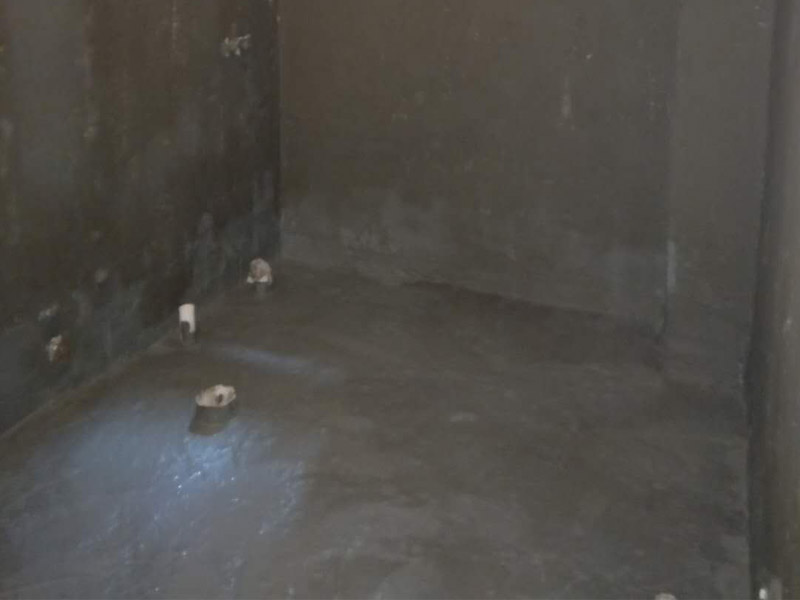 衛(wèi)生間地面墻面防水裝修：首先做防水之前，一定要將地面清理干凈，用水泥砂漿將地面找平，然后用聚氨酯防水涂料反復涂刷2至3遍2，墻與地面之間的接縫及上下水之間的管道地面接縫處是最容易出現(xiàn)問題的地方，防水涂料一定要涂抹到位。一般防水處理中墻面要做30厘米高的防水處理，但是非承重的輕體墻，就要將整面墻做防水，至少也要做到1，8米高。墻體內埋水管，做到合理布局，鋪設水管一律做大于管徑的凹槽，槽內抹灰圓滑，然后凹槽內刷聚氨酯防水涂料。