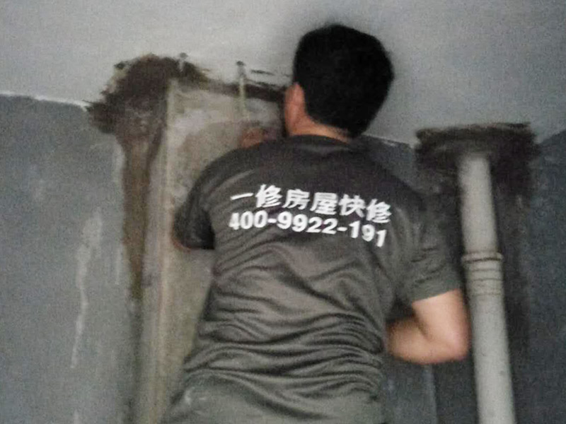 墻面高壓灌漿補(bǔ)漏裝修：首先確定灌漿孔位置及間距。清理干凈需要施工區(qū)域。然后使用電錘等鉆孔工具沿裂縫兩側(cè)進(jìn)行鉆孔，鉆頭14mm，鉆孔角度≤45°，鉆孔深度≤結(jié)構(gòu)厚度2/3，鉆頭深度≤結(jié)構(gòu)厚度的2/3，鉆孔必須穿過(guò)裂縫。在鉆好的孔內(nèi)安裝止水針頭，針頭后帶膨脹橡膠，并用專用內(nèi)六角扳手?jǐn)Q緊，使灌漿嘴周圍與鉆孔之間無(wú)空隙，不漏水。用高壓灌漿機(jī)向灌漿嘴內(nèi)注入潔凈水，觀察出水點(diǎn)情況，并將縫內(nèi)粉塵清洗干凈。立面灌漿順序由上至下，平面可由一端開(kāi)始，單孔逐一連續(xù)進(jìn)行。灌漿完畢，確認(rèn)不漏即可去掉或敲掉外露的灌漿嘴，清理干凈已固定化的溢露出的灌漿液，最后對(duì)灌漿口進(jìn)行修補(bǔ)、封口處理。